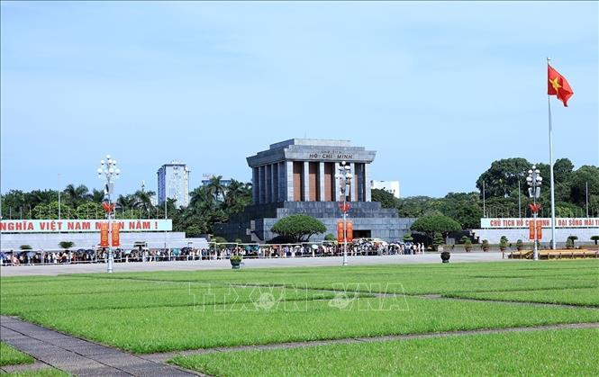  Đông đảo người dân vào viếng Lăng Chủ tịch Hồ Chí Minh. Ảnh: Tuấn Anh - TTXVN