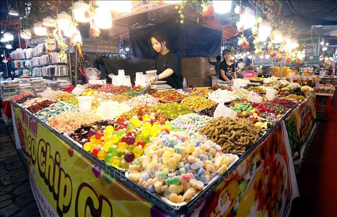 Một gian hàng trưng bày, bán, giới thiệu sản phẩm bánh, kẹo dẻo tại hội chợ. Ảnh: Quang Quyết - TTXVN
