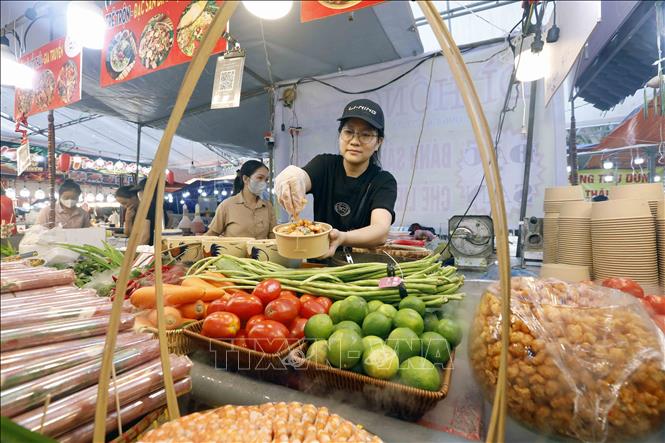 Không gian ẩm thực tại hội chợ. Ảnh: Quang Quyết - TTXVN
