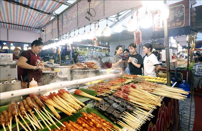 Không gian ẩm thực tại hội chợ. Ảnh: Quang Quyết - TTXVN