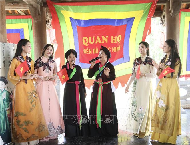 Các người đẹp tìm hiểu văn hóa Quan họ. Ảnh: Thanh Thương- TTXVN 