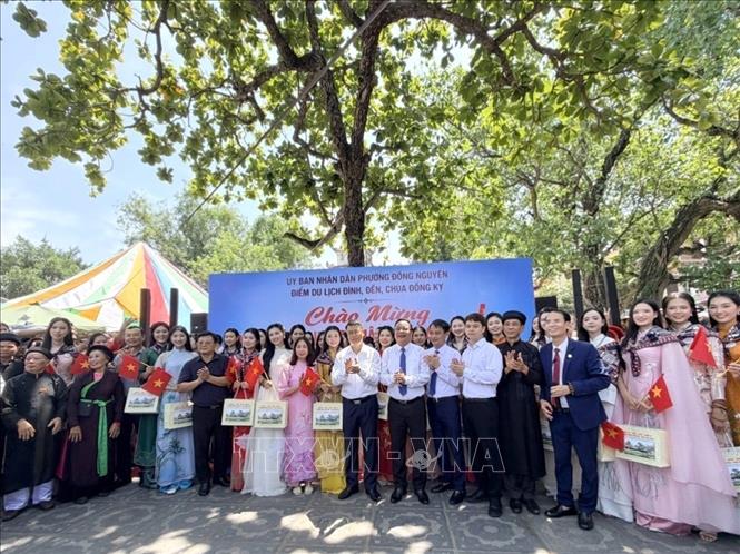 Đoàn tham quan cụm di tích đình, chùa Đồng Kỵ, phường Đồng Nguyên. Ảnh: Thanh Thương- TTXVN 