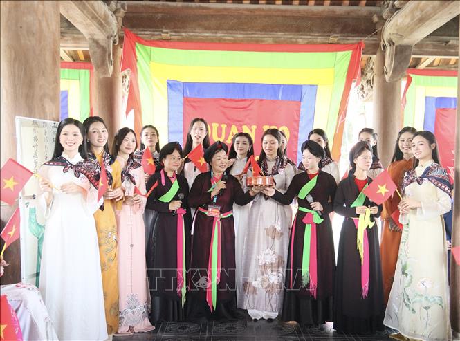 Các người đẹp tìm hiểu văn hóa Quan họ. Ảnh: Thanh Thương- TTXVN 