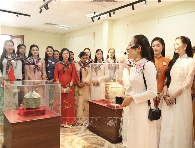 Các người đẹp tham quan Bảo tàng Hoàng gia Nam Hồng, Bắc Ninh. Ảnh: Thanh Thương- TTXVN 