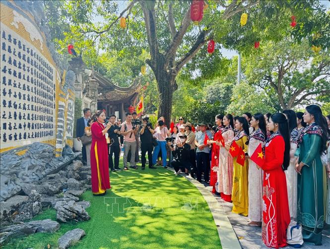 Các người đẹp tìm hiểu di tích Đền Đô. Ảnh: Thanh Thương- TTXVN 