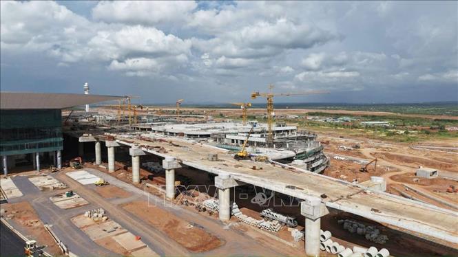 Cầu cạn dẫn vào nhà ga, hệ thống giao thông nội cảng và hạ tầng kỹ thuật sân bay Long Thành đang gấp rút xây dựng. Ảnh: Công Phong - TTXVN