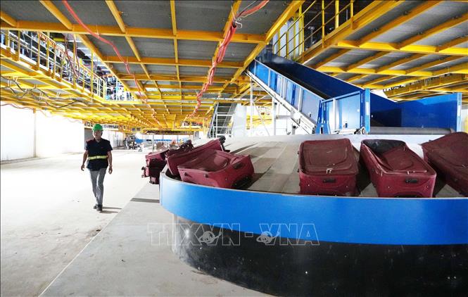 Hệ thống xử lý hành lý nhà ga sân bay Long Thành đã cơ bản lắp đặt xong, sẵn sàng vận hành thử nghiệm vào tháng 9/2026. Ảnh: Công Phong - TTXVN