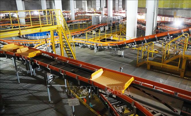 Chạy thử khay hành lý tại hệ thống xử lý hành lý nhà ga sân bay Long Thành. Ảnh: Công Phong - TTXVN