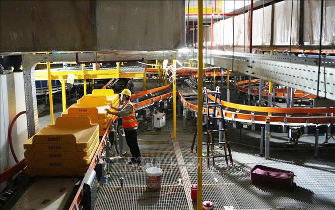 Khay hành lý phục vụ chạy thử hệ thống xử lý hành lý nhà ga sân bay Long Thành. Ảnh: Công Phong - TTXVN