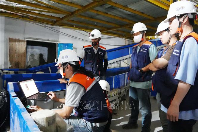 Chuyên gia nước ngoài cài đặt phần mềm vận hành hệ thống xử lý hành lý nhà ga sân bay Long Thành. Ảnh: Công Phong - TTXVN