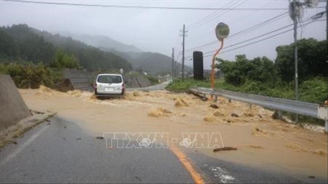 Một đoạn đường bị ngập lụt do mưa lớn tại tỉnh Fukui, miền Trung Nhật Bản ngày 30/8/2026. Ảnh: Kyodo/TTXVN phát