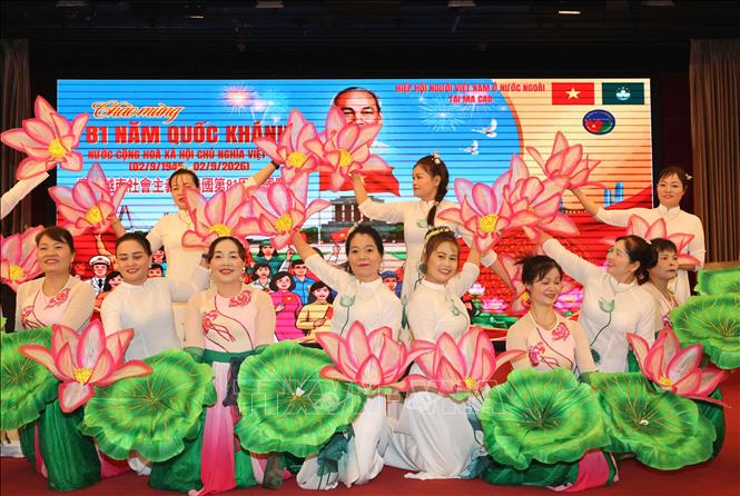Tiết mục văn nghệ “Hồ Chí Minh đẹp nhất tên người” tại lễ kỷ niệm. Ảnh: Xuân Vịnh - PV TTXVN từ Macau (Trung Quốc)