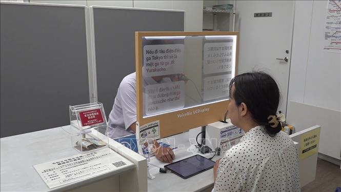 Màn hình phiên dịch hiển thị câu trả lời dành cho phóng viên bằng tiếng Việt và câu hỏi dành cho nhân viên nhà ga bằng tiếng Nhật. Ảnh: Xuân Giao - Pv TTXVN tại Nhật Bản