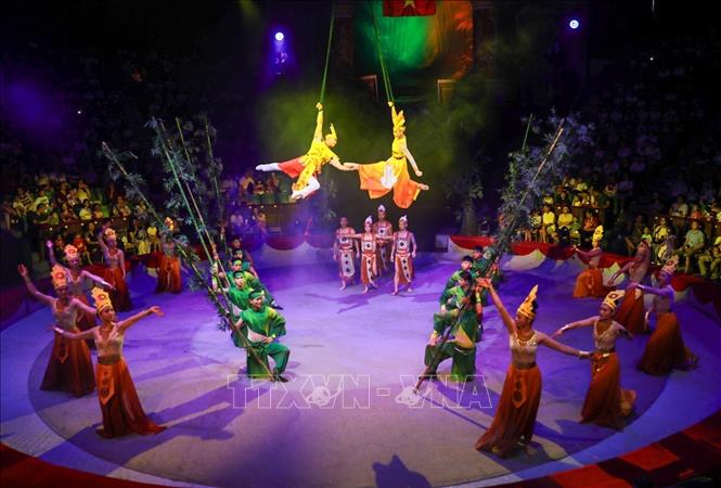 By blending circus arts with other theatrical forms, 