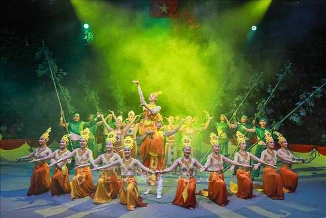 By blending circus arts with other theatrical forms, 