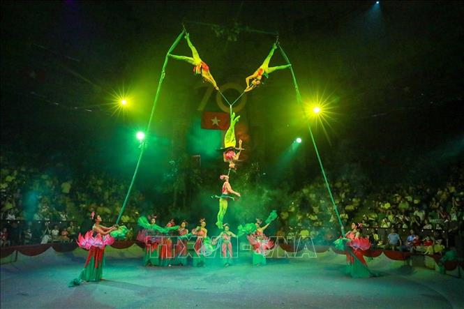 By blending circus arts with other theatrical forms, 