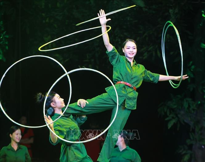 A circus act combines with art performance at the program. VNA Photo: Khánh Hòa