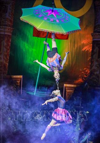 By blending circus arts with other theatrical forms, 