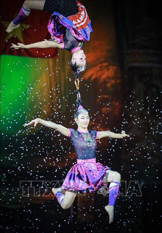 A circus act combines with art performance at the program. VNA Photo: Khánh Hòa
