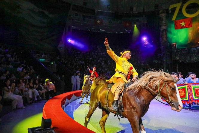 By blending circus arts with other theatrical forms, 