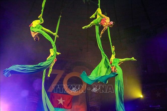 A circus act combines with art performance at the program. VNA Photo: Khánh Hòa
