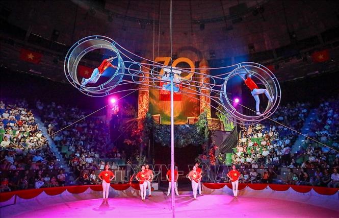 By blending circus arts with other theatrical forms, 