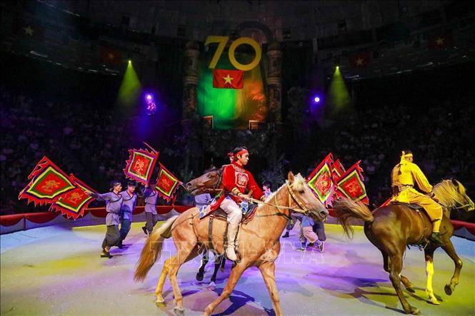 By blending circus arts with other theatrical forms, 