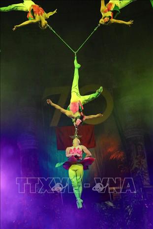 By blending circus arts with other theatrical forms, 