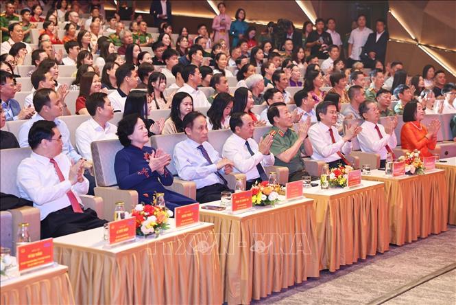 Lãnh đạo Đảng, Nhà nước và đại biểu tham dự chương trình “Sao Độc lập