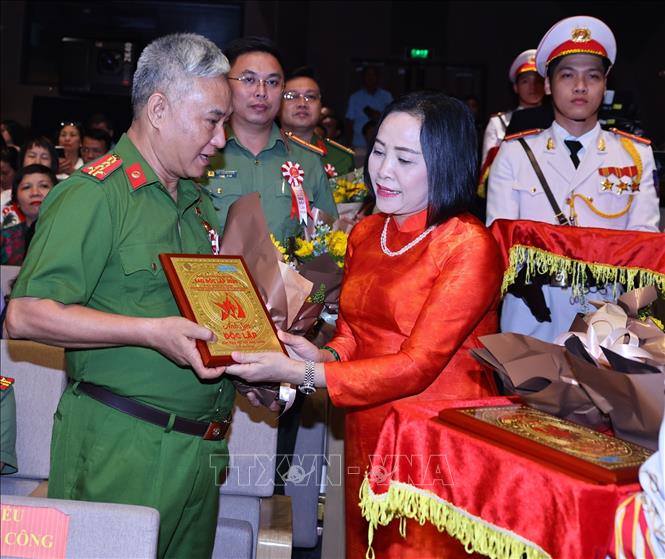 Đồng chí Nguyễn Thị Thanh, Ủy viên Trung ương Đảng, Phó Chủ tịch Quốc hội trao tặng quà tri ân cho các Anh hùng Lực lượng vũ trang nhân dân, thương binh, bệnh binh và người có công với cách mạng. Ảnh: Minh Đức - TTXVN


