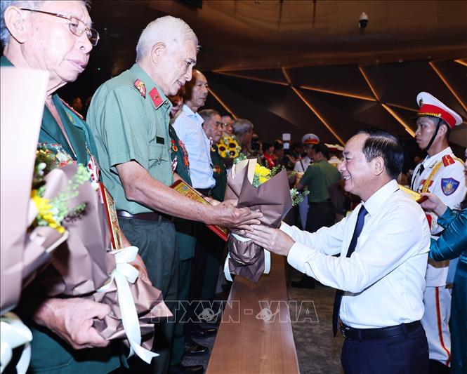 Đại tướng Trịnh Văn Quyết, Ủy viên Bộ Chính trị, Bí thư Trung ương Đảng, Trưởng Ban Tuyên giáo Trung ương trao tặng quà tri ân cho các Anh hùng Lực lượng vũ trang nhân dân, thương binh, bệnh binh và người có công với cách mạng. Ảnh: Minh Đức - TTXVN