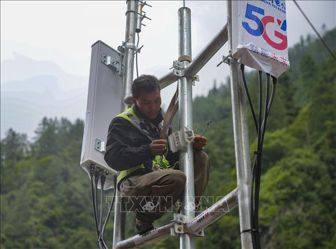 Nhân viên thực hiện lắp đặt trạm liên lạc ở thị trấn Cát Long, Khu tự trị Tây Tạng, Trung Quốc, ngày 29/8/2026. Ảnh: THX/TTXVN phát