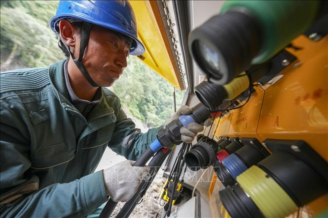 Nhân viên thực hiện lắp đặt trạm liên lạc khẩn cấp ở Cảng Cát Long, Khu tự trị Tây Tạng, Trung Quốc, ngày 29/8/2026. Ảnh: THX/TTXVN phát