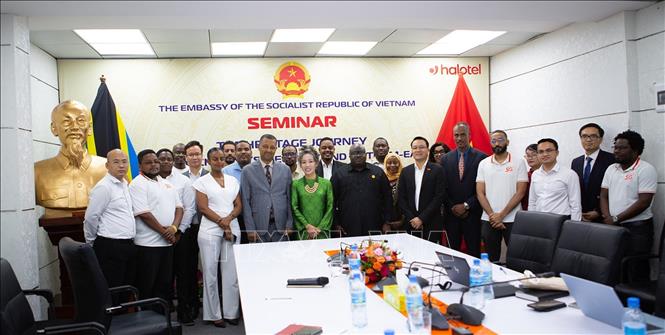 Đại diện Đại sứ quán Việt Nam cùng các học giả, đối tác và khách mời quốc tế chụp ảnh lưu niệm tại buổi tọa đàm mang tên 