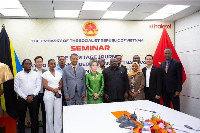 Đại diện Đại sứ quán Việt Nam cùng các học giả, đối tác và khách mời quốc tế chụp ảnh lưu niệm tại buổi tọa đàm mang tên 