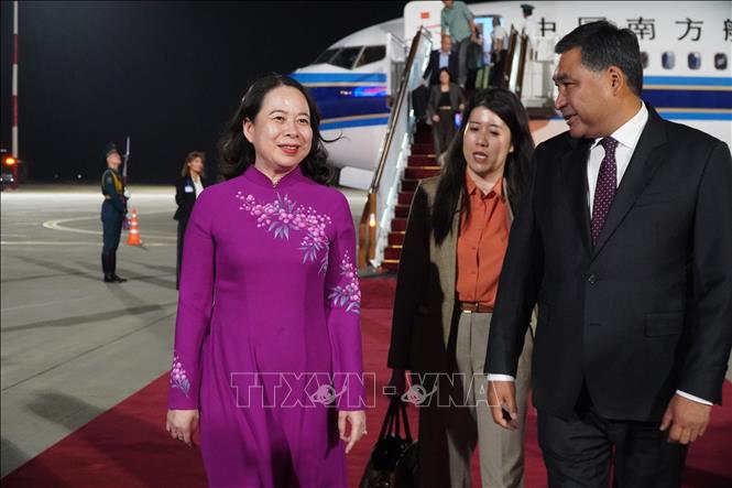 Phó Chủ tịch thứ nhất Nội các Daniyar Amangeldiev đón Phó Chủ tịch nước Võ Thị Ánh Xuân tại sân bay quốc tế Manas, thủ đô Bishkek. Ảnh: Tâm Hằng - PV TTXVN tại SNG