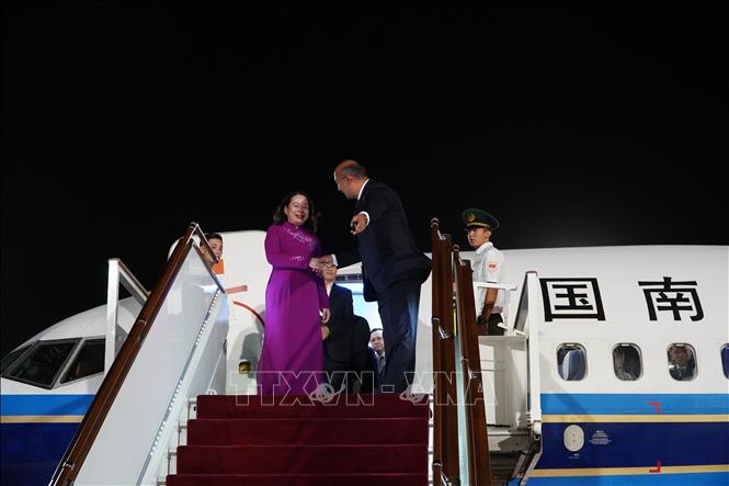 Phó Chủ tịch thứ nhất Nội các Daniyar Amangeldiev đón Phó Chủ tịch nước Võ Thị Ánh Xuân tại sân bay quốc tế Manas, thủ đô Bishkek. Ảnh: Tâm Hằng - PV TTXVN tại SNG