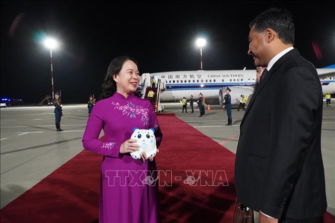 Tặng linh vật của Đại hội Thể thao Du mục thế giới lần thứ sáu cho Phó Chủ tịch nước Võ Thị Ánh Xuân. Ảnh: Tâm Hằng - PV TTXVN tại SNG