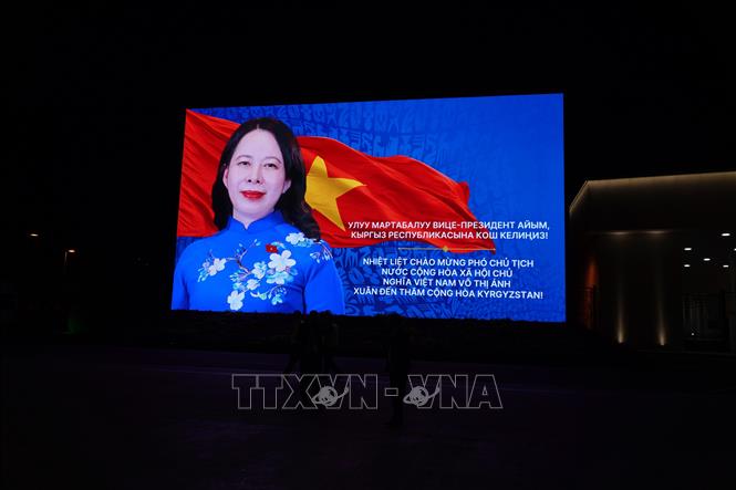 Biểu ngữ chào mừng Phó Chủ tịch nước Võ Thị Ánh Xuân tại sân bay Manas, thủ đô Bishkek. Ảnh: Tâm Hằng - PV TTXVN tại SNG