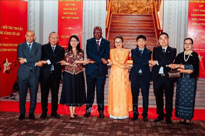 Đại sứ Trần Thị Thu Thìn cùng đại biểu, khách mời thể hiện tinh thần đoàn kết, thúc đẩy mối quan hệ hữu nghị Việt Nam - Mozambique ngày càng phát triển. Ảnh: TTXVN phát