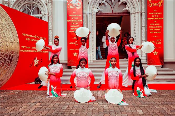 Tiết mục múa nón lá Việt Nam do các sinh viên Trường Đại học Joaquim Chissano (Mozambique) biểu diễn đã trở thành một điểm nhấn giao lưu văn hóa đặc sắc. Ảnh: TTXVN phát