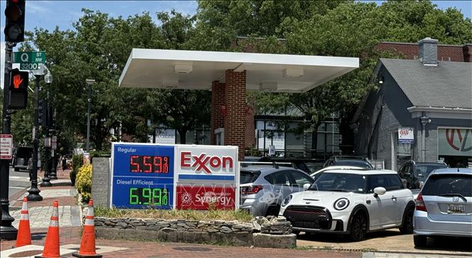 Giá xăng hiện trên bảng điện tử lên hơn 6 USD/galon tại một cây xăng ở thủ đô Washington. Ảnh: Quang Thịnh - Pv TTXVN tại Mỹ