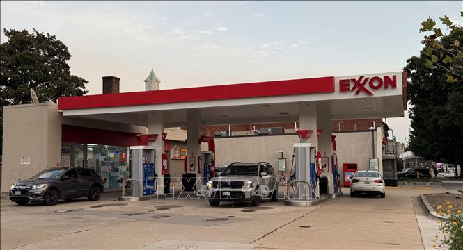 Ô tô đổ xăng tại một cây xăng ở thủ đô Washington, Mỹ ngày 30/8. Ảnh: Quang Thịnh - PV TTXVN tại Mỹ