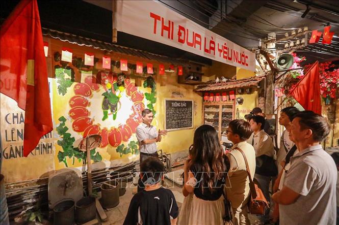 Qua những trải nghiệm trực tiếp, “Tour Yêu nước” đưa quá khứ đến gần hiện tại, để từ những điều bình dị của đời sống, người tham gia cảm nhận rõ hơn sức sống, sự kiên cường và nét đẹp văn hóa của người Hà Nội. Ảnh: Khánh Hoà - TTXVN