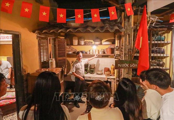 Qua những trải nghiệm trực tiếp, “Tour Yêu nước” đưa quá khứ đến gần hiện tại, để từ những điều bình dị của đời sống, người tham gia cảm nhận rõ hơn sức sống, sự kiên cường và nét đẹp văn hóa của người Hà Nội. Ảnh: Khánh Hoà - TTXVN