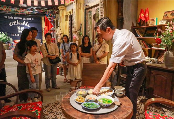 Qua những trải nghiệm trực tiếp, “Tour Yêu nước” đưa quá khứ đến gần hiện tại, để từ những điều bình dị của đời sống, người tham gia cảm nhận rõ hơn sức sống, sự kiên cường và nét đẹp văn hóa của người Hà Nội. Ảnh: Khánh Hoà - TTXVN