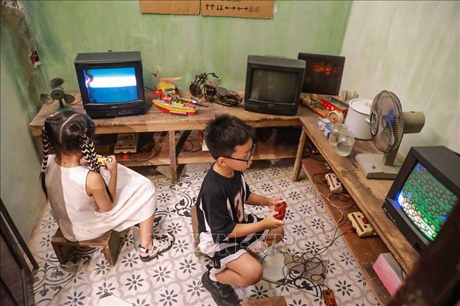 Điểm đặc biệt của “Tour Yêu nước - Không gian Bao cấp” là cách tiếp cận liên thế hệ: gợi ký ức cho người lớn, đồng thời giúp người trẻ, trẻ em lần đầu “chạm” vào những câu chuyện xưa. Ảnh: Khánh Hoà - TTXVN