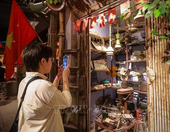 Điểm đặc biệt của “Tour Yêu nước - Không gian Bao cấp” là cách tiếp cận liên thế hệ: gợi ký ức cho người lớn, đồng thời giúp người trẻ, trẻ em lần đầu “chạm” vào những câu chuyện xưa. Ảnh: Khánh Hoà - TTXVN