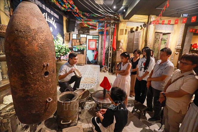 Qua những trải nghiệm trực tiếp, “Tour Yêu nước” đưa quá khứ đến gần hiện tại, để từ những điều bình dị của đời sống, người tham gia cảm nhận rõ hơn sức sống, sự kiên cường và nét đẹp văn hóa của người Hà Nội. Ảnh: Khánh Hoà - TTXVN