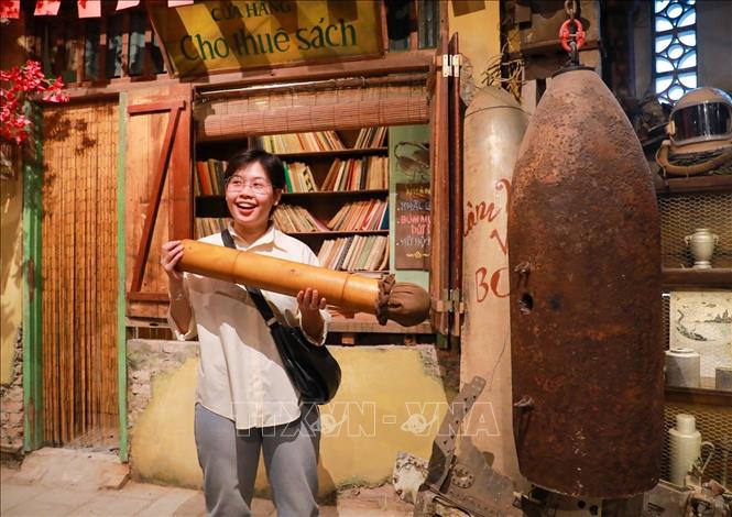 Không chỉ là một không gian trưng bày, “Tour Yêu nước - Không gian Bao cấp” hướng tới một hình thức trải nghiệm lịch sử mới mẻ, nơi ký ức được đánh thức bằng nhiều giác quan và trở thành cầu nối giữa các thế hệ. Ảnh: Khánh Hoà - TTXVN